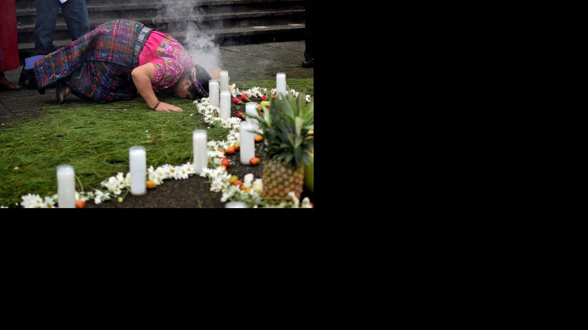 
La Premio Nobel de Paz ,Rigoberta Menchú, participa en una ceremonia maya para pedir justicia por las víctimas de la quema de la Embajada de España en Guatemala en 1980, el miércoles a las afueras de la Corte de Justicia en Ciudad de Guatemala. 
