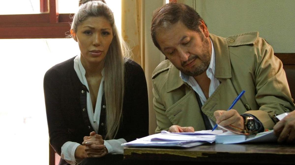 Gabriela Zapata Montaño (izq.), ex pareja del presidente de Bolivia, Evo Morales, acompañada de su abogado Walter Zuleta, asiste a una audiencia cautelar el domingo, en La Paz.