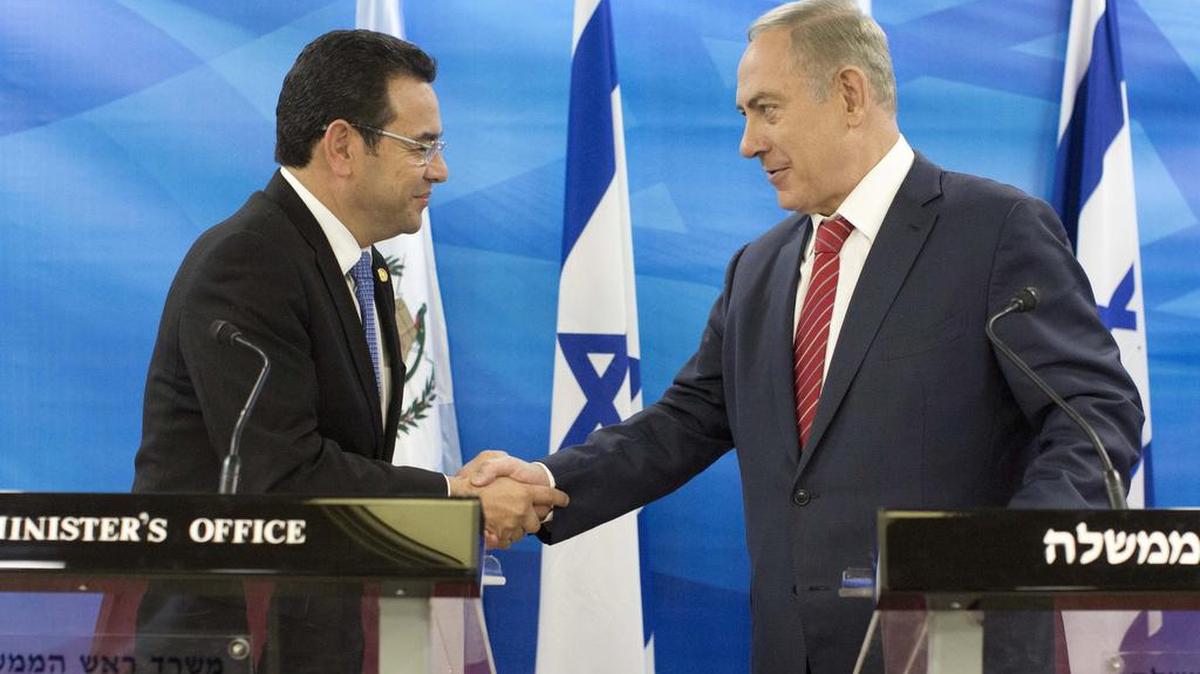 El presidente de Guatemala, Jimmy Morales y el primer ministro israelí, Benjamin Netanyahu se dan la mano mientras pronuncian una declaración ante los medios durante su reunión en la Oficina del Primer Ministro en Jerusalén, Israel, 29 de noviembre de 2016.