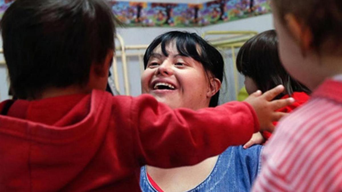 Noelia Garella, la primera maestra con síndrome de Down, juega con sus alumnos en el preescolar Jeromito en Córdoba, Argentina.