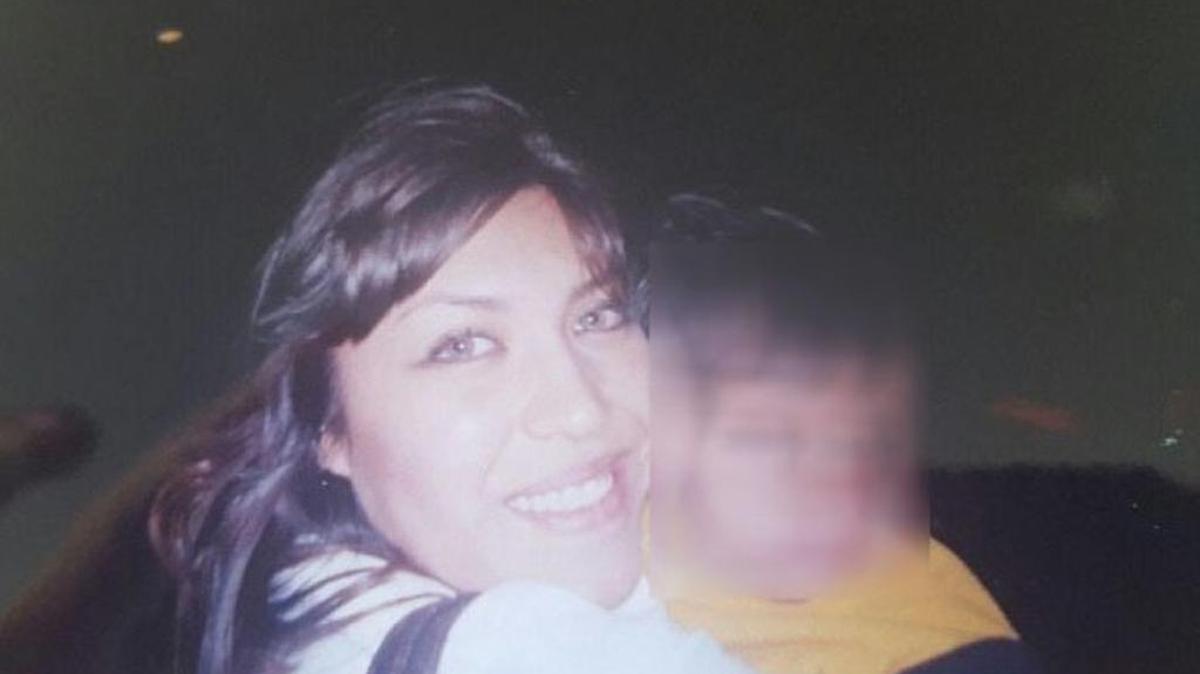 Gabriela Zapata con un bebé en brazos que, según sus familiares, es hijo de Evo Morales.