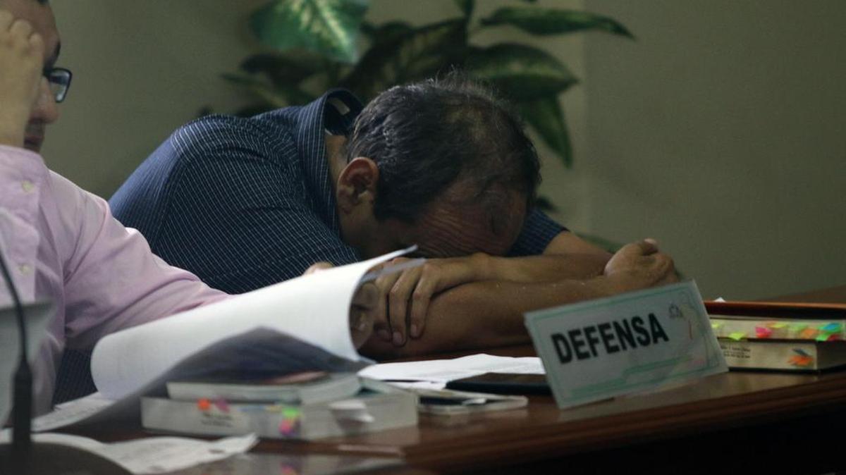 El director nacional de la aerolínea boliviana Lamia, Gustavo Vargas Gamboa (d), asiste a una audiencia, el jueves 8 de diciembre de 2016, en Santa Cruz (Bolivia).