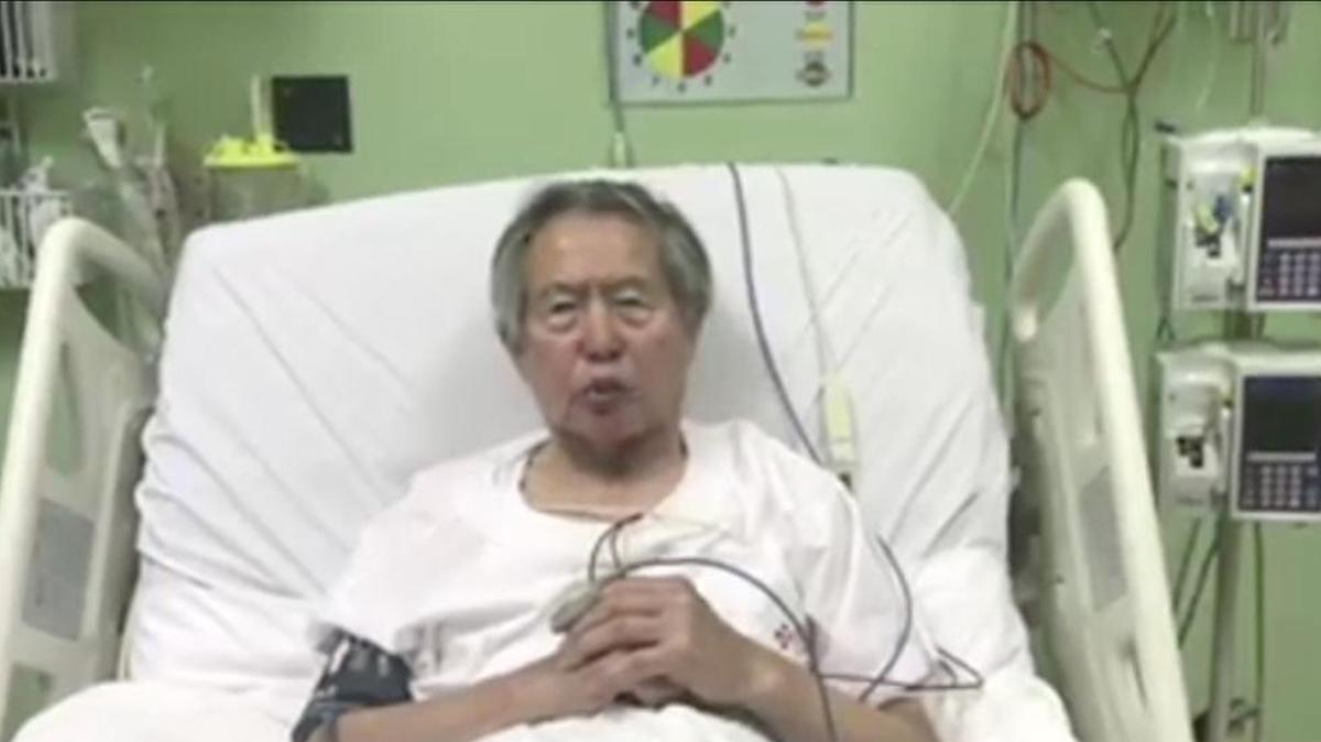 Captura de pantalla del vídeo publicado el martes 26 de diciembre de 2017, en las redes sociales oficiales del ex presidente peruano Alberto Fujimori desde la clínica donde está internado en Lima (Perú).