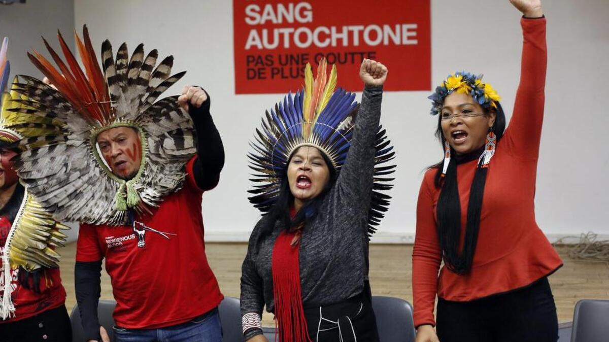 Indígenas participan en una conferencia de prensa en París para llamar la atención sobre la deforestación que devasta la Amazonia, el 12 de noviembre del 2019.