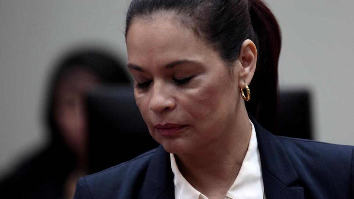 
La ex vicepresidenta de Guatemala Roxana Baldetti presta su primera declaración sobre acusaciones de corrupción en su contra el lunes, en Ciudad de Guatemala. 
