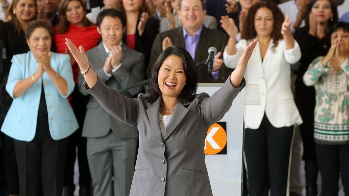 Keiko Fujimori saluda tras reconocer su derrota en los comicios presidenciales de Perú, del domingo, ante Pedro Pablo Kuczynski.