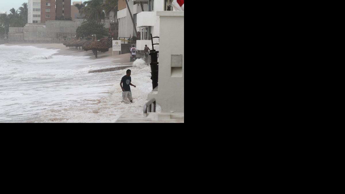 
Inundaciones ocasionadas por el huracán Norbert, que llegó a categoría 3, en el puerto de Mazatlán, al noroeste de México. 
