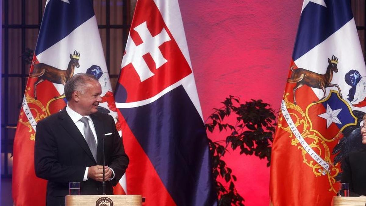 La presidenta chilena Michelle Bachelet (d) y su homólogo de Eslovaquia Andrej Kiska (i) durante una rueda de prensa conjunta en el Palacio de La Moneda, en Santiago (Chile).