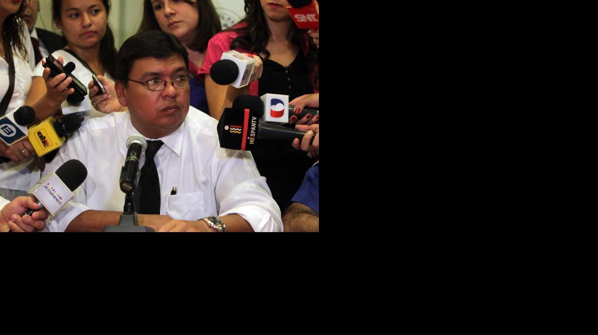 
El ministro de Interior paraguayo, Francisco De Vargas, habla hoy, jueves 29 de enero de 2015, en la sede del Ministerio del Interior de Asunción (Paraguay). La Fiscalía paraguaya indicó que hay evidencias de que el matrimonio alemán fallecido durante un enfrentamiento entre las fuerzas de seguridad y la guerrilla, que el miércoles había secuestrado a la pareja, fue "ejecutado" por sus secuestradores antes de darse a la fuga. EFE/Andrés Cristaldo
