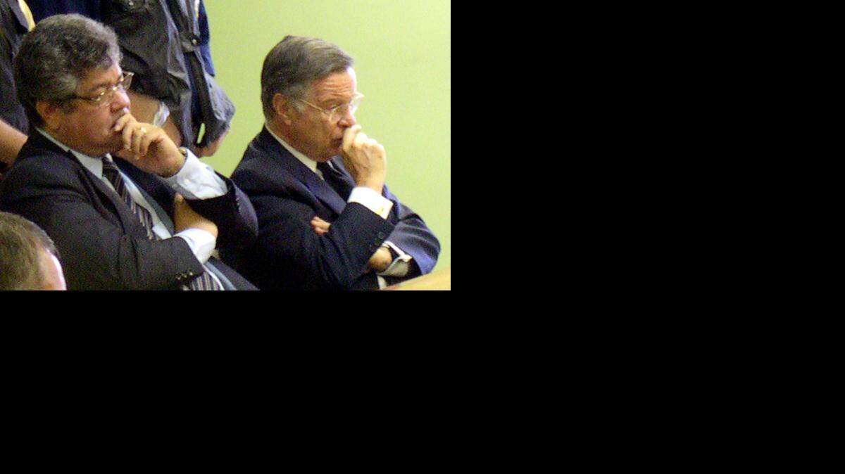 
El ex presidente de Costa Rica, Miguel Angel Rodríguez (der.), y su abogado Eduardo Araya, durante una audiencia en el Tribunal Supremo de Guadelupe, en San José, en el 2005. 
