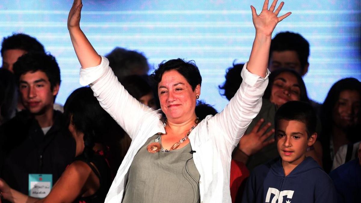 La candidata presidencial de la coalición izquierdista Frente Amplio, Beatriz Sánchez (c), celebra el comingo tras consolidar el tercer lugar en las elecciones, con una votación muy por encima de lo que atribuían los sondeos.
