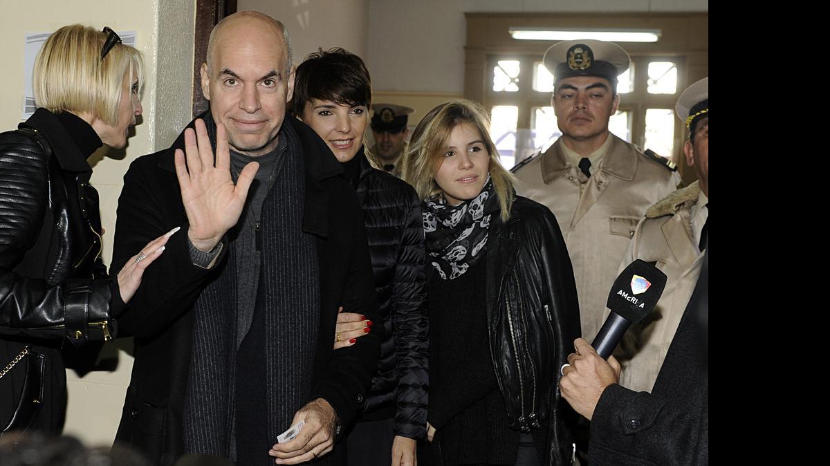 Candidato a la alcaldía de Buenos Aires por la conservadora Propuesta Republicana (Pro), fuerza que gobierna Buenos Aires desde finales de 2007, Horacio Rodríguez Larreta (i), sale con su esposa e hija, después de depositar su voto hoy, domingo 5 de julio de 2015, en Buenos Aires, Argentina, donde más de 6,7 millones de personas, cerca del 20 % del padrón, elijen a nuevas autoridades ejecutivas y legislativas.
