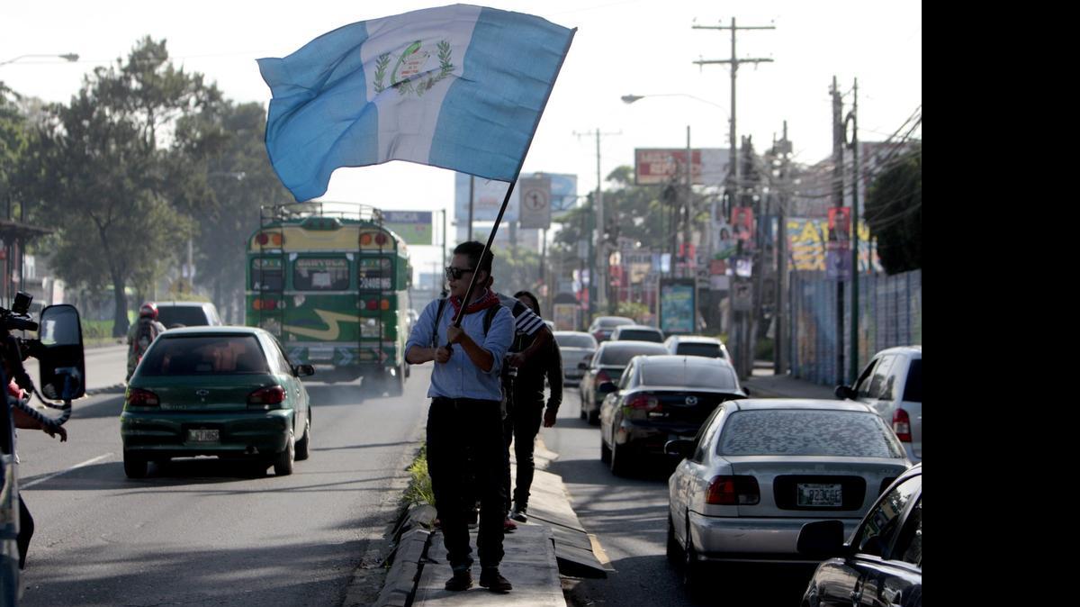 
Integrantes del movimiento ‘#HagamosElParo o nos saldrá más caro’ realizan una encuesta el martes, en Ciudad de guatemala, para conocer la opinión de los ciudadanos sobre la crisis política del país y la manera que creen conveniente para proceder. 
