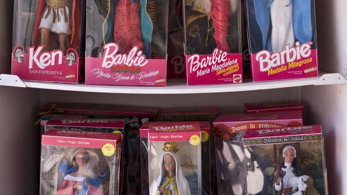 
Figuras religiosas y paganas son parte de la colección ‘Barbie, The Plastic Religion’, creada por los artistas argentinos Emiliano Pool Paolini y Marianela Perelli. 
