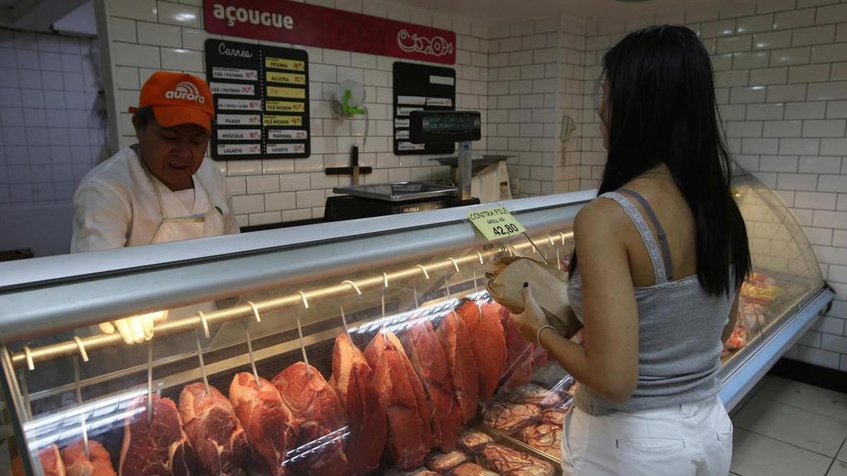 Una mujer compra carne el viernes 17 de marzo de 2017, en Río de Janeiro (Brasil).