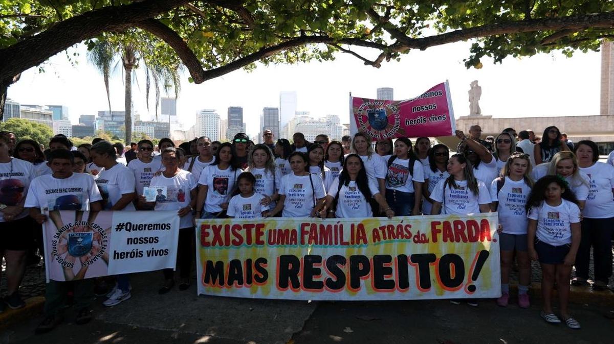 Familiares de agentes asesinados se manifiestan el domingo 3 de septiembre de 2017, en Río de Janeiro (Brasil). Cientos de familiares de policías de Río de Janeiro protestaron contra la violencia que sufren los miembros de los organismos de seguridad de ese estado brasileño y los 101 asesinatos de agentes ocurridos en lo que va de este año.