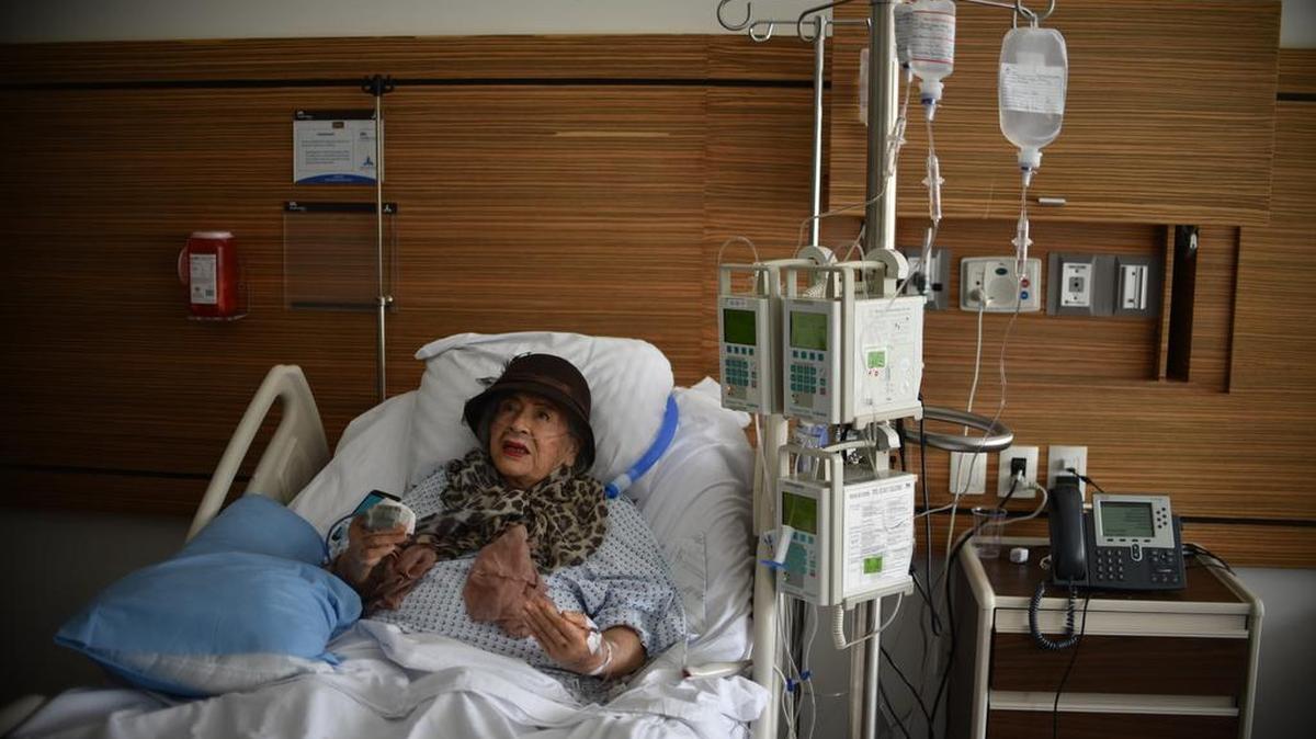 La artista mexicana Adela Peralta Leppe, de 87 años, rescatada de los escombros después de que el edificio donde vivía se derrumbó durante un terremoto de 7,1 en México, responde preguntas durante una entrevista en un hospital en México el 26 de septiembre de 2017.