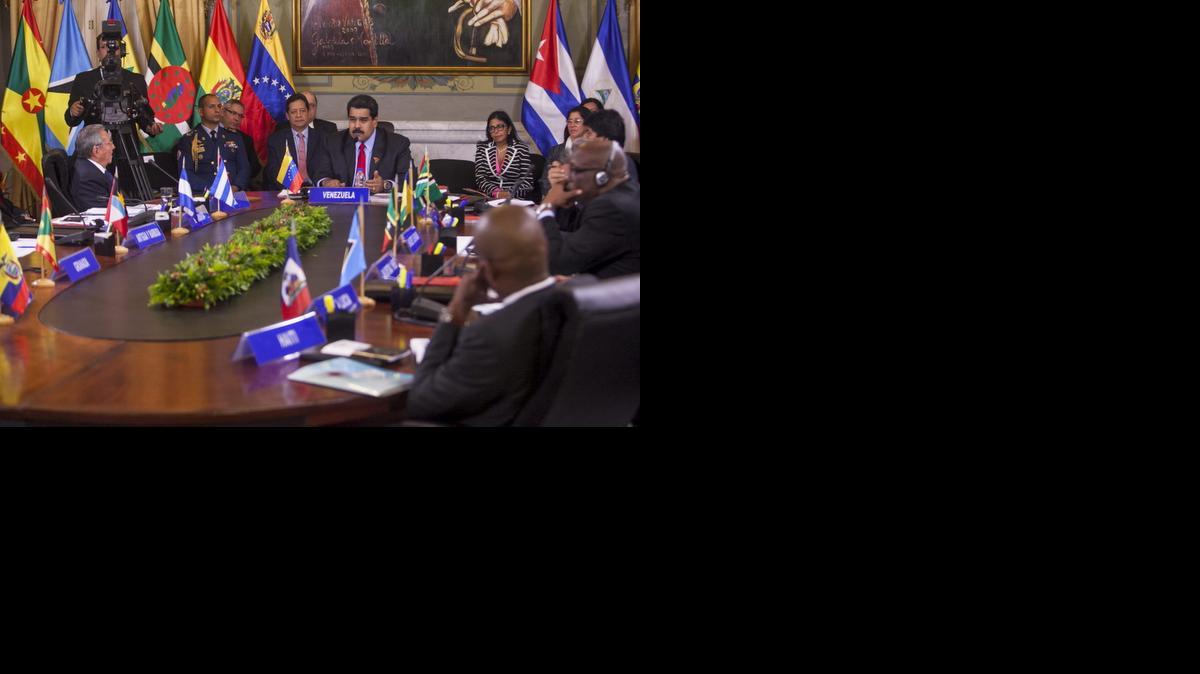 
El mandatario venezolano, Nicolás Maduro (c), preside la reunión del bloque ALBA hoy, martes 17 de marzo de 2015, en el Palacio de Miraflores en Caracas (Venezuela). 
