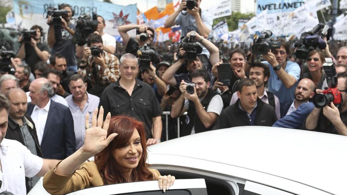 La ex presidenta argentina Cristina Fernández de Kirchner (2007-2015) saluda a su salida hoy, 31 de octubre de 2016, de los tribunales de Buenos Aires, donde afirmó que ha pedido a través de un escrito la nulidad del caso por el que asistió este lunes a declarar como investigada, que estudia presuntas irregularidades en la concesión de obra pública durante su mandato.