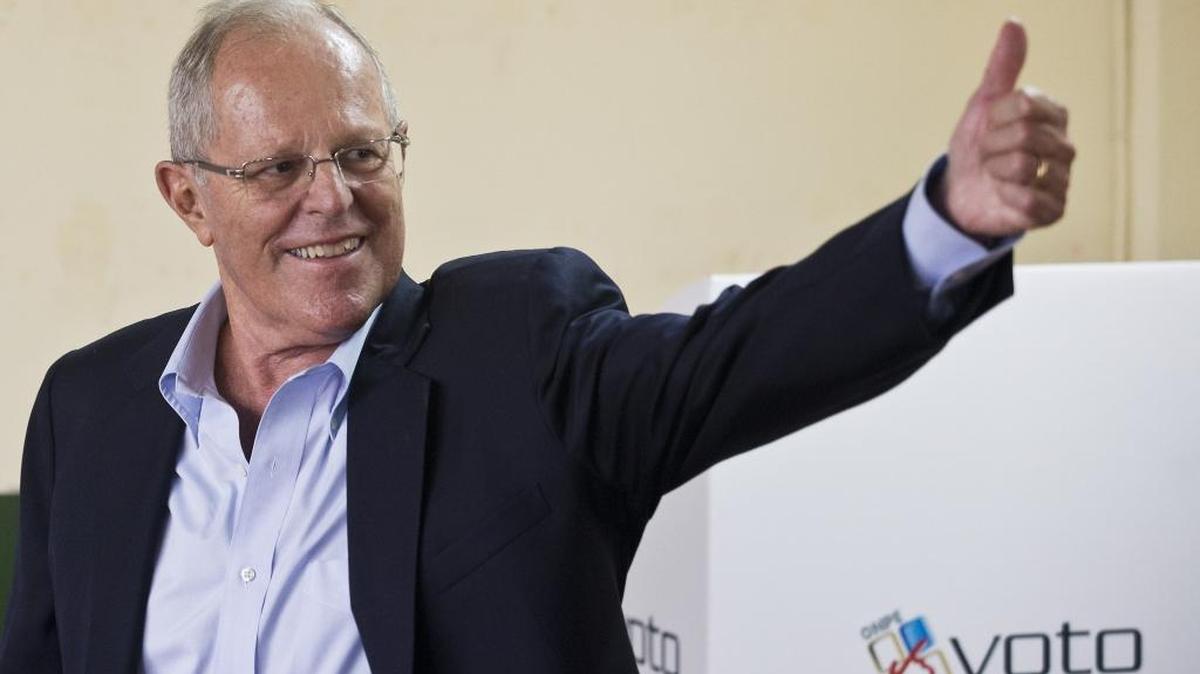 El candidato presidencial peruano Pedro Pablo Kuczynski saluda tras emitir su voto el domingo en Lima.
