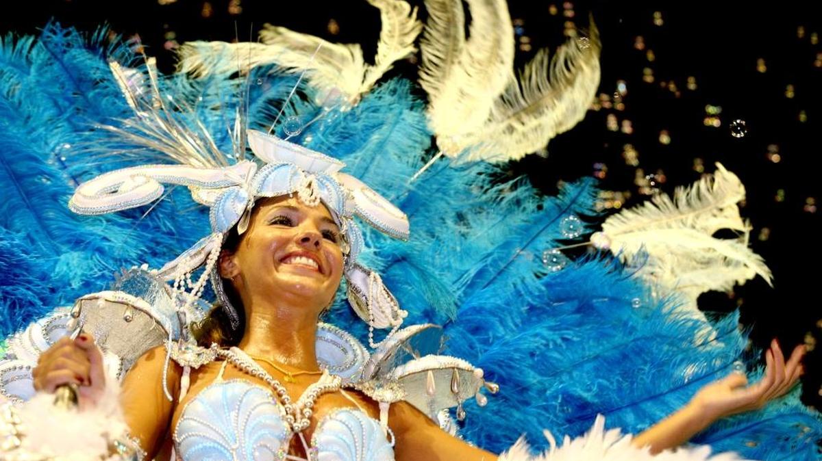 
Una integrante de la escuela de Samba "União da Ilha", en una presentación en el tradicional sambódromo de Rio de Janeiro.
