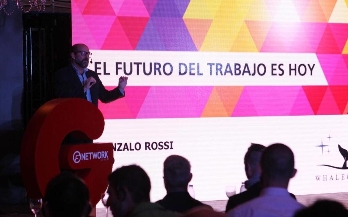 Gustavo Rossi, director gerente de Whalecom durante una conferencia parte de Gnetwork 360, la conferencia de negocios LGBT más importante de Latinoamérica.