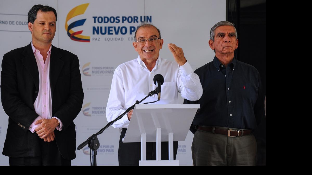
El jefe de la delegación de paz del gobierno colombiano, Humberto de la Calle (cen.), dijo el lunes 20 de abril en La Habana que la responsabilidad de la muerte de 11 militares en el ataque de la pasada semana ‘recae exclusivamente en las FARC’.
