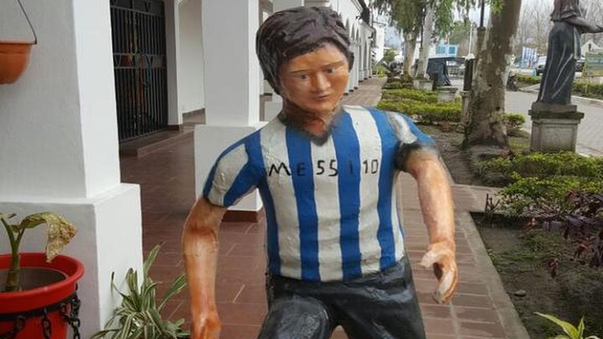 Fotografía de una escultura que representa al futbolista Lionel Messi, en Famaillá (Argentina).