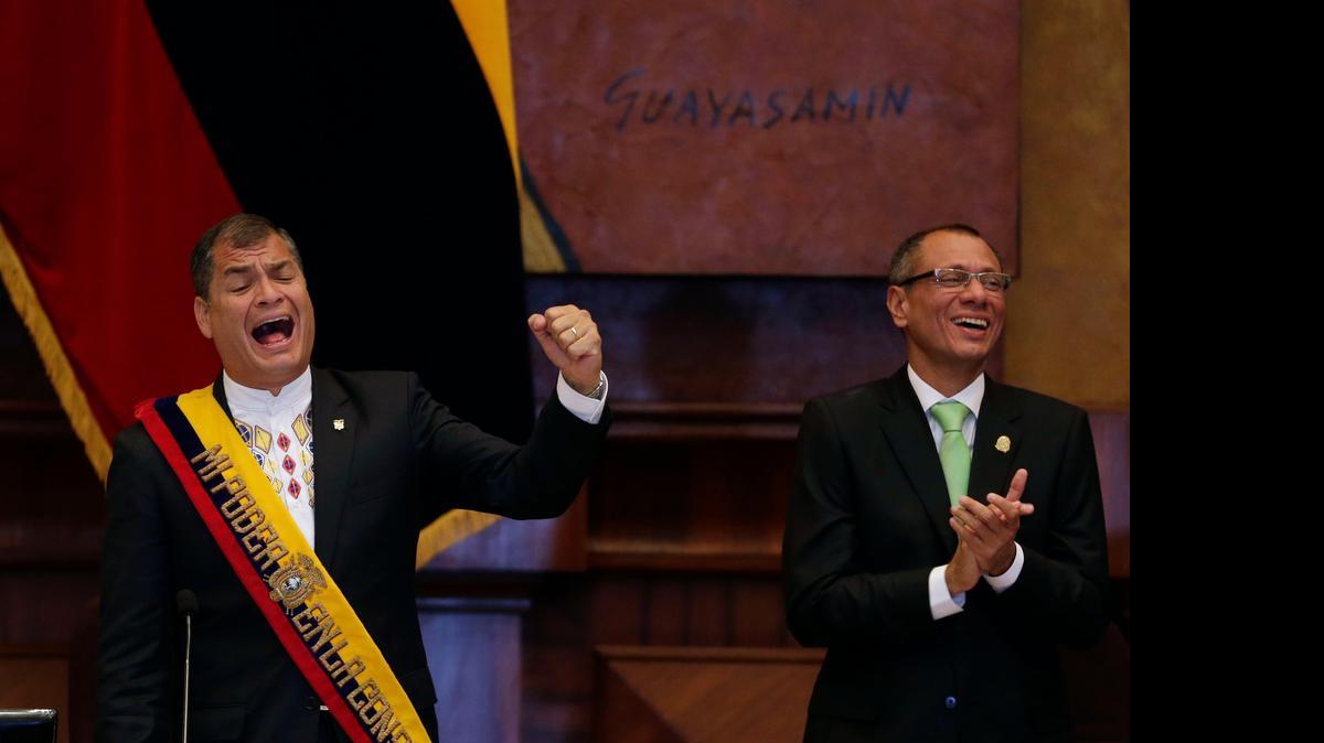 
El presidente de Ecuador, Rafael Correa (cen), y le vicepresidente Jorge Glas, en la ceremonia antes de la presentación del informe anual a la nación, el domingo en la sede de la Asamblea Nacional en Quito.
