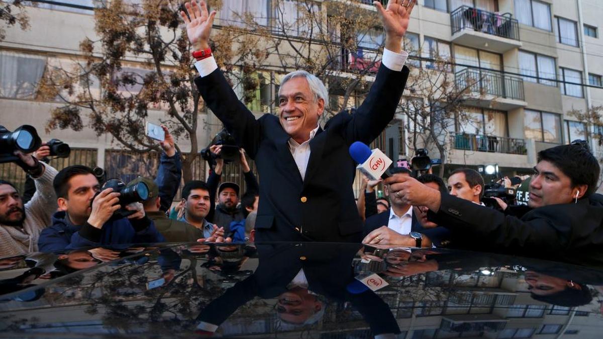 Sebastián Piñera, ex presidente de Chile, saluda a partidarios después de votar en las elecciones primarias de su partido en Santiago de Chile
