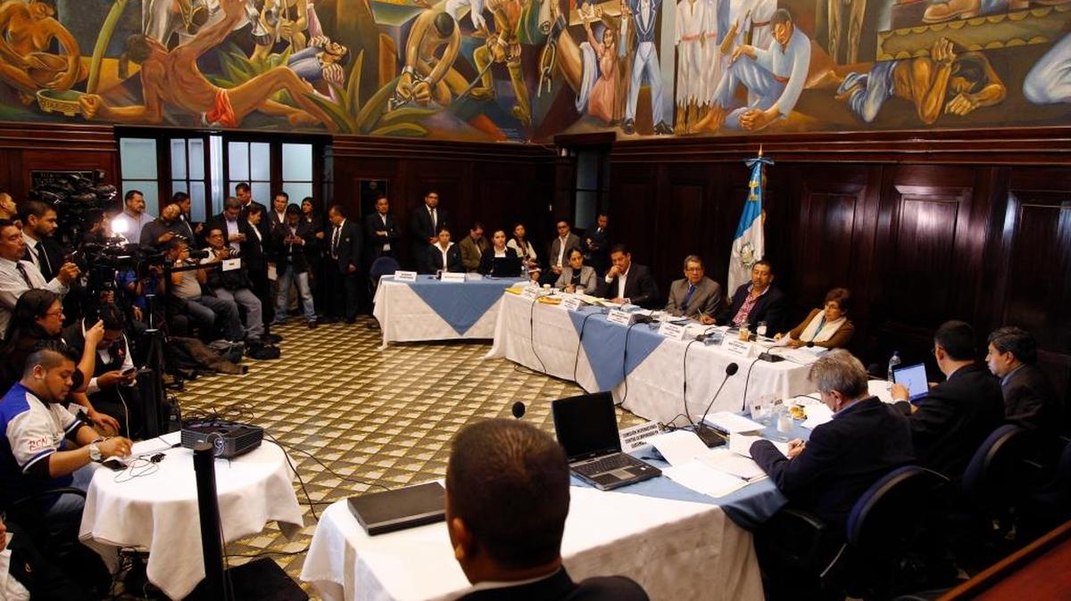 
Miembros de la comisión que decidirán si le quitan la inmunidad al presidente de Guatemala, Otto Pérez Molina, escuchan el sábado a fiscales hablar del caso de corrupción en el que presuntamente participó el mandatario.
