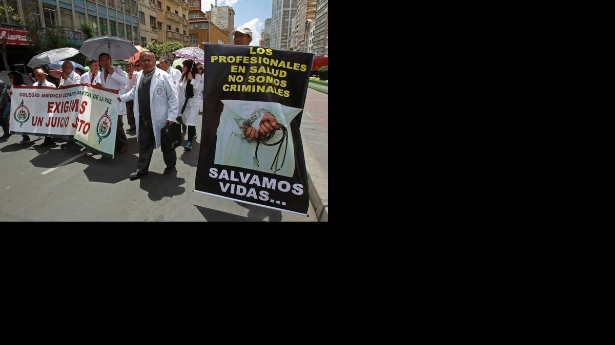 
Más de 1,000 médicos y trabajadores del sector se manifestaron el martes en las calles de La Paz, Bolivia, para exigir la libertad de sus colegas detenidos en el marco de una investigación por la muerte y el supuesto abuso sexual de un bebé. 
