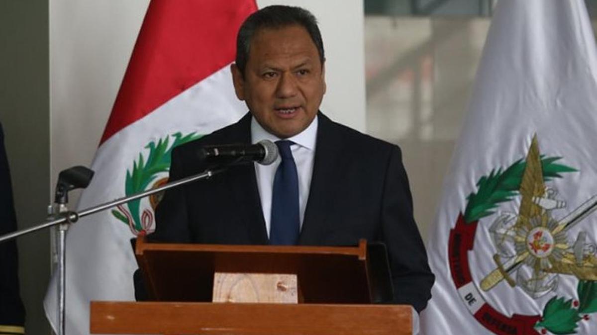 El ministro de Defensa peruano, Mariano González, deja el cargo por conflictos de interés y sentimentales.