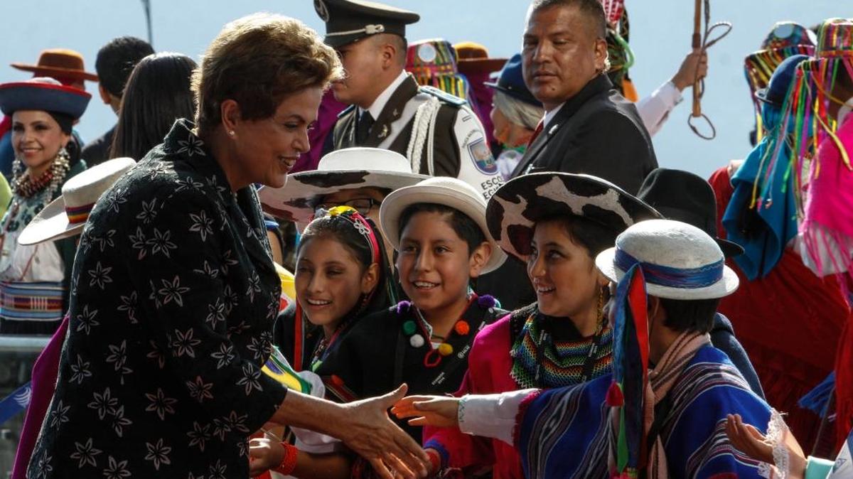 La presidenta de Brasil, Dilma Rousseff, saluda a niños el miércoles, en la sede de la Unasur, en Quito, Ecuador. Rousseff pidió en la Celac que unan esfuerzos contra el zika.