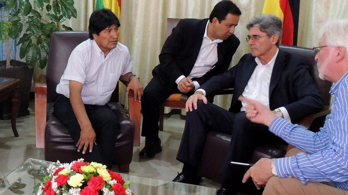El presidente Evo Morales (izq.) durante un encuentro con el presidente de la compañía Siemens, Joe Kaeser (2-der.), durante la firma de un contrato en Yacuiba.