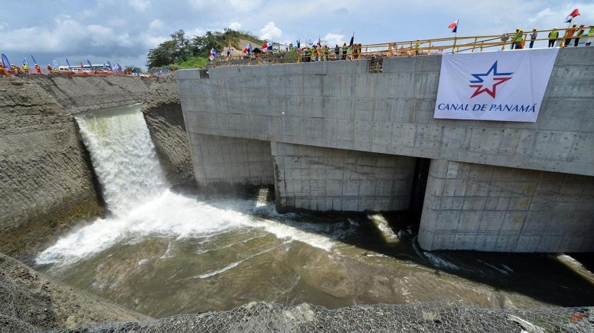 Vista general del llenado de las compuertas del Canal de Panamá. La ampliación finalizaría en el 2016.