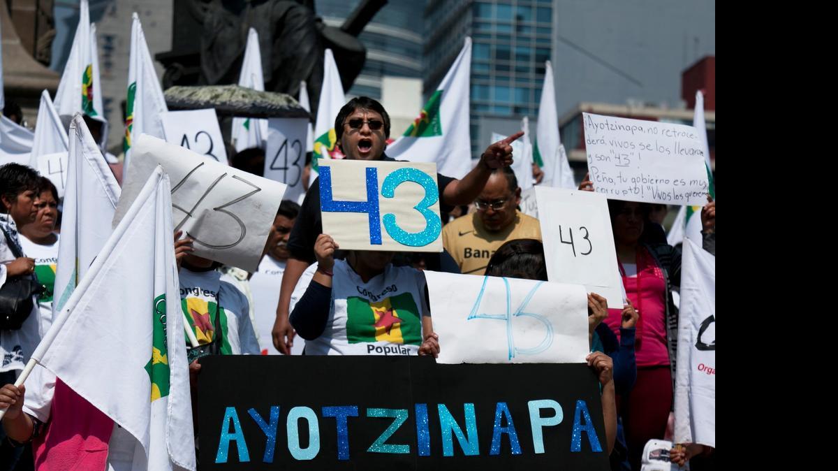 
Un grupo de personas protestan el domingo por la desaparición de 43 estudiantes en septiembre pasado, en el estado de Guerrero.
