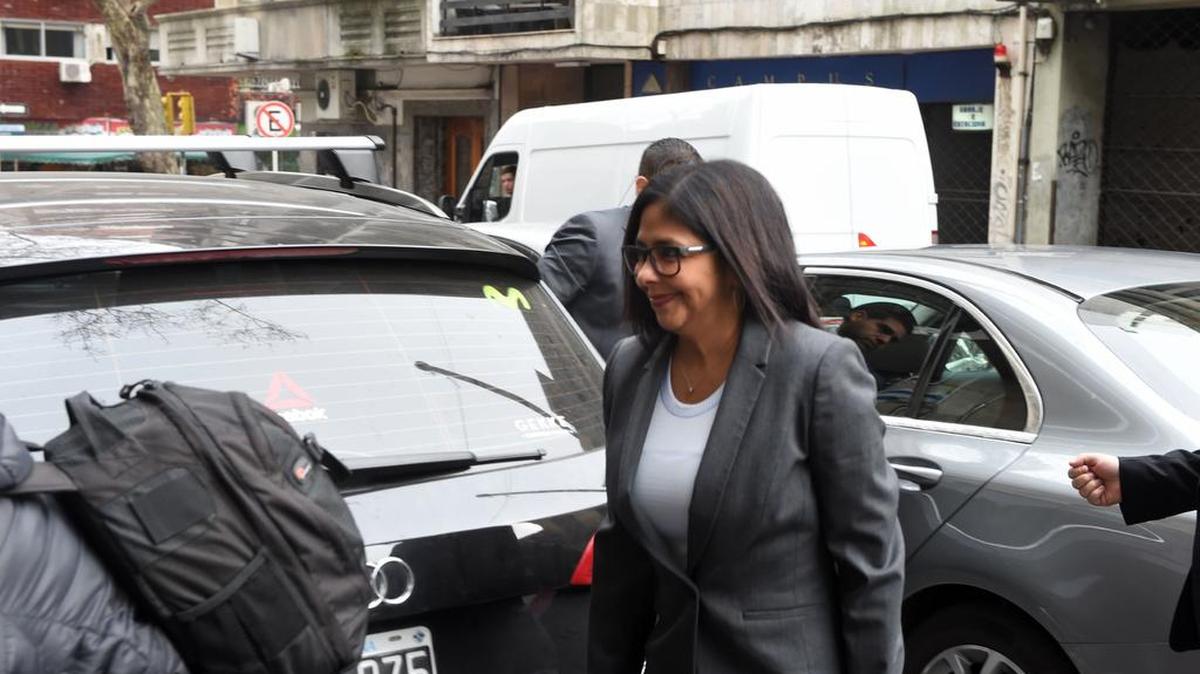La canciller venezolana a su llegada a la sede del Ministerio de Relaciones Exteriores de Uruguay.