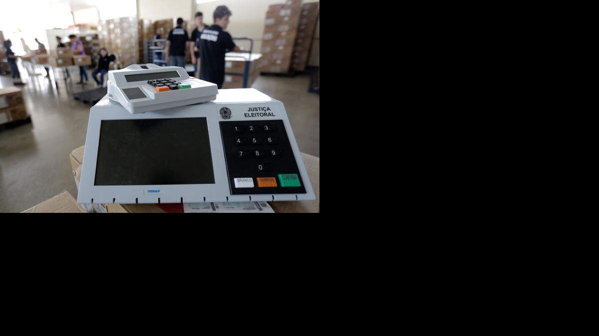 
Trabajadores preparan los materiales de votación para los comicios generales de l5 de octubre, en un centro de control electoral, en Brasilia.

