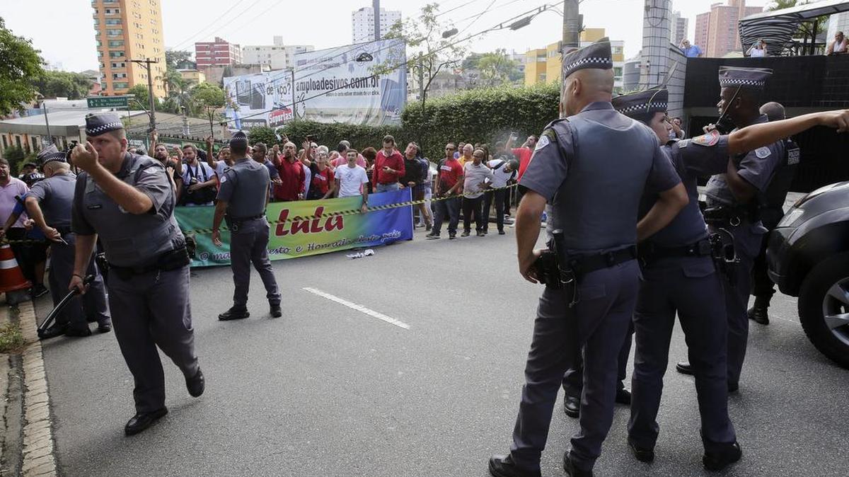 Agentes de Policía y curiosos ante la residencia de Lula en la ciudad de Sao Bernardo do Campo, en la periferia de Sao Paulo.