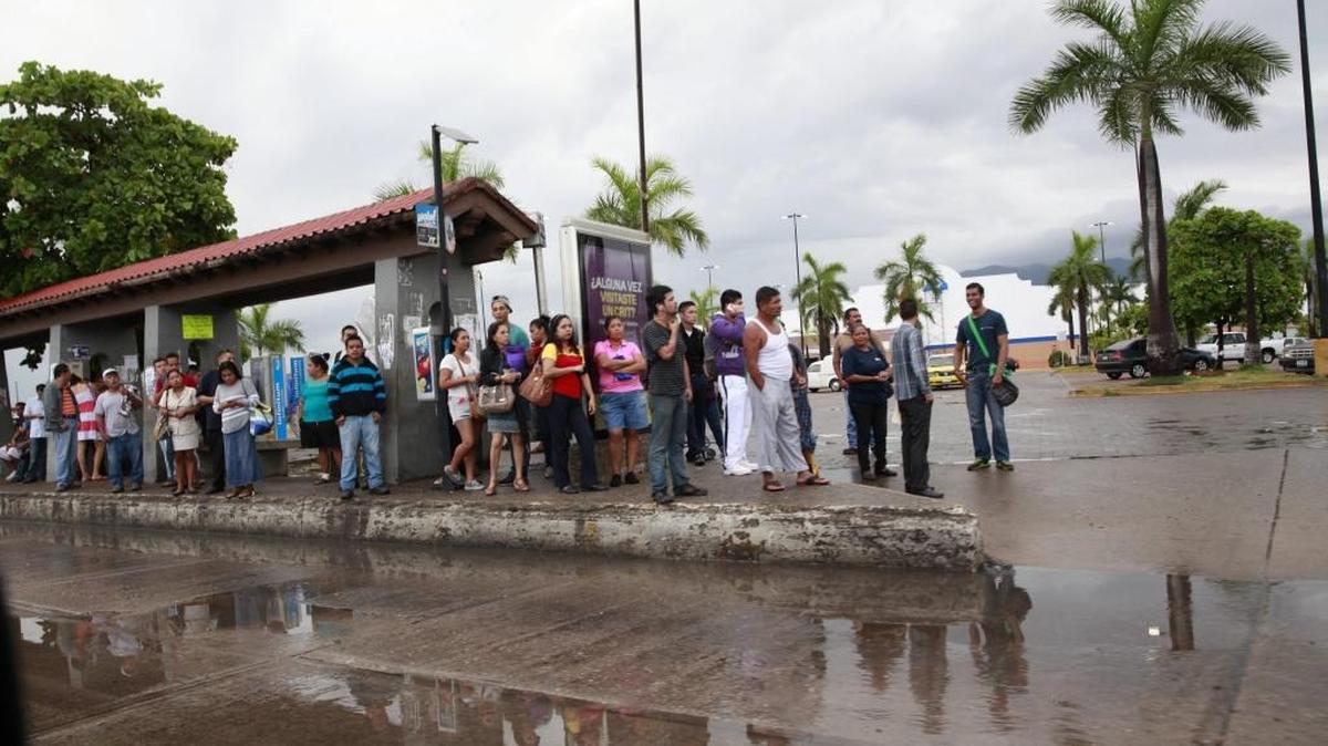 Habitantes de Puerto Vallarta, México esperan transporte el sábado, tras el paso del huracán Patricia que se degradó en pocas horas de categoría 5, la máxima en la escala Saffir-Simpson, a tormenta tropical.