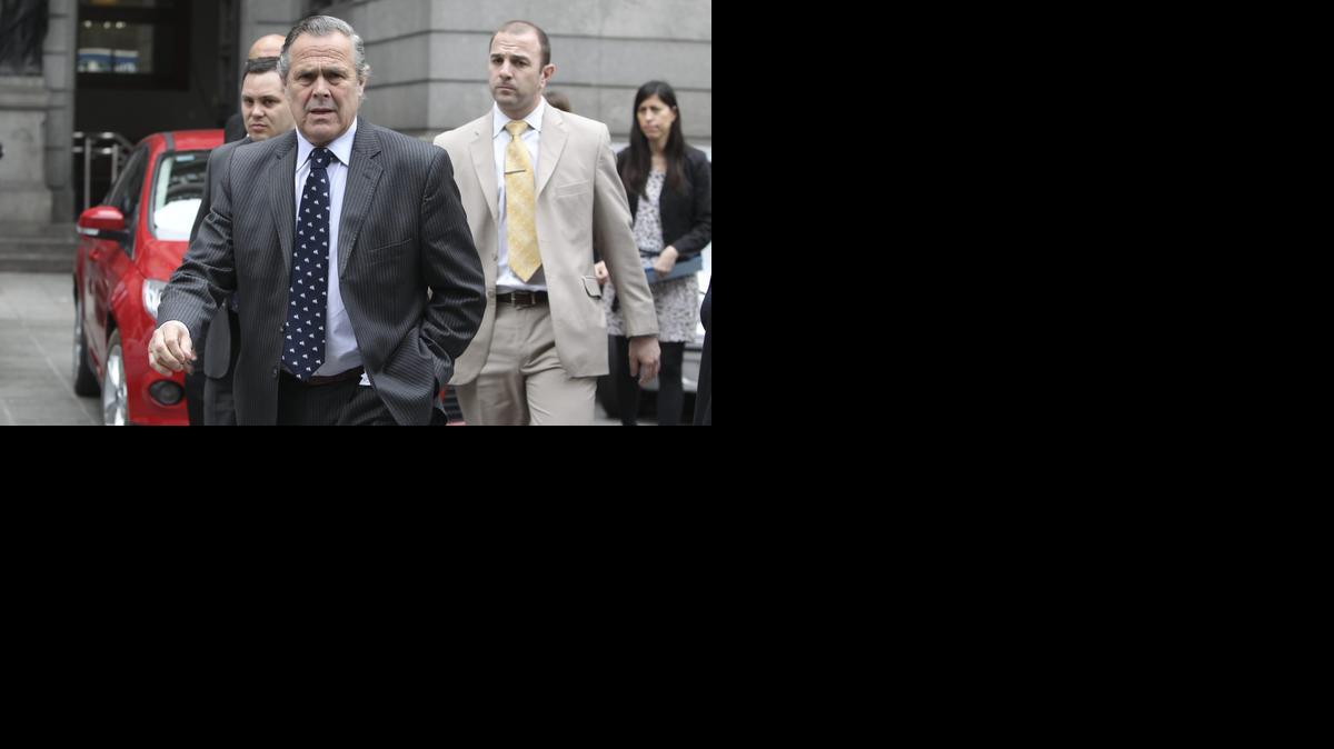 
El juez Carlos Villafuerte Ruzo, se dispone a hablar con la prensa el martes en Buenos Aires, después de que el ex presidente argentino Carlos Menem testificara en su despacho del Senado ante Villafuerte, encargado de la investigación por la muerte de su hijo Carlos ‘Junior’.

