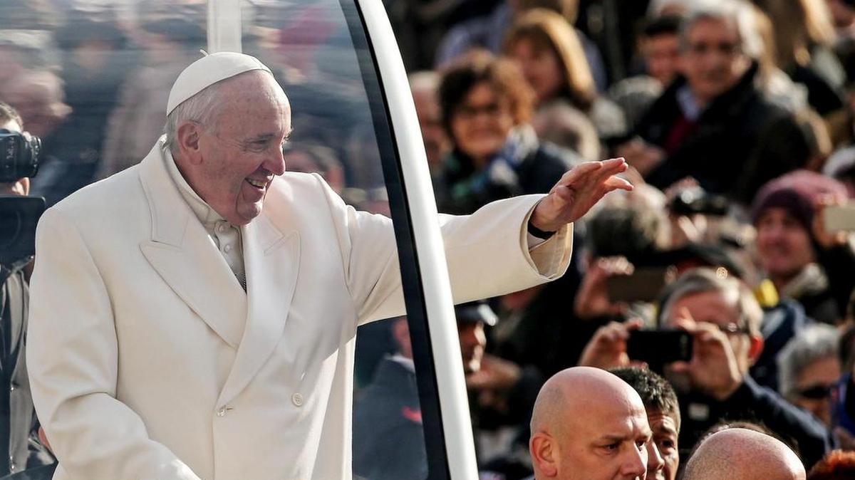 El papa Francisco saluda a los fieles a su llegada a la audiencia general de los miércoles en la plaza de San Pedro en el Vaticano el 27 de enero de 2016.