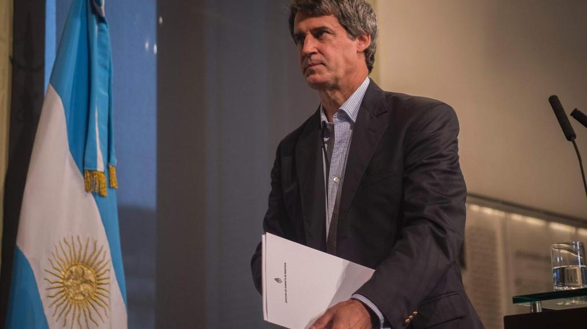 El ministro de Hacienda y Finanzas, Alfonso Prat-Gay tras un conferencia de prensa en la Casa Rosada en abril del 2016.