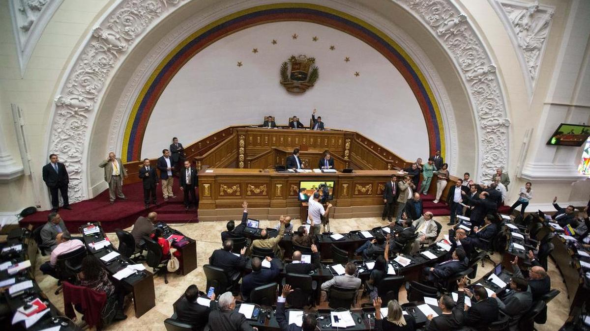El acuerdo en el Parlamento fue aprobado por la mayoría opositora contra la bancada chavista.