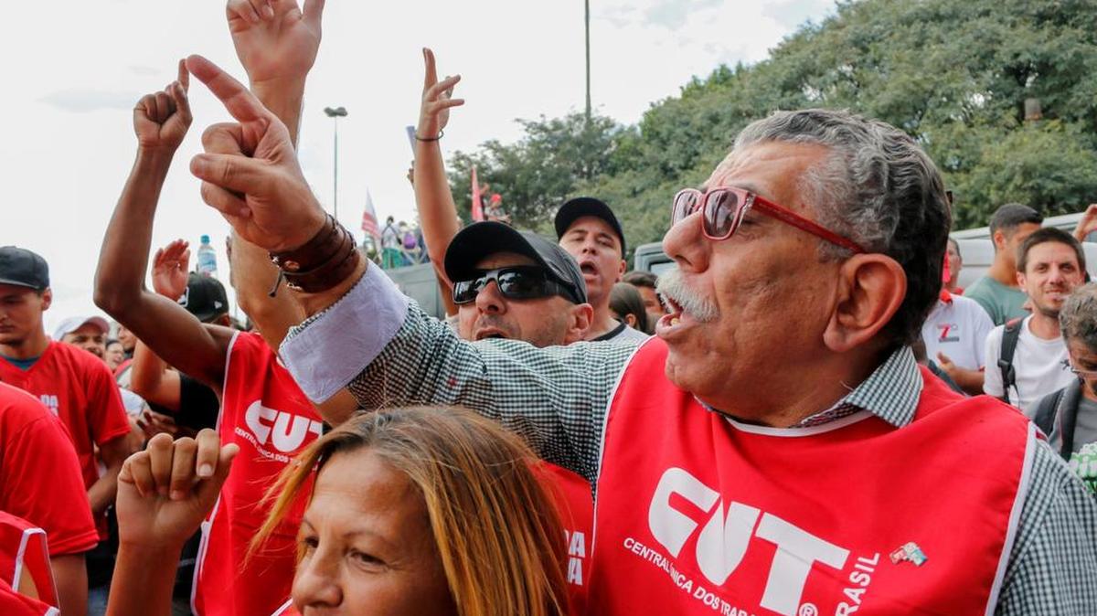 
Manifestantes se concentran en Metalúrgicos del ABC, zona metropolitana, para manifestarse en favor del Gobierno de Dilma Rousseff el domingo en el sur de Sao Paulo, Brasil.
