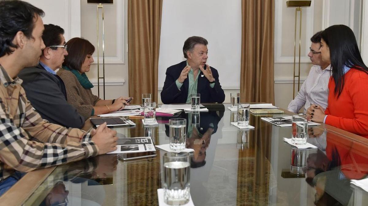 El presidente Juan Manuel Santos (cen.), habla el sábado durante una reunión de seguimiento a las medidas adoptadas para controlar el virus del Zika, en el Palacio de Nariño de Bogotá.