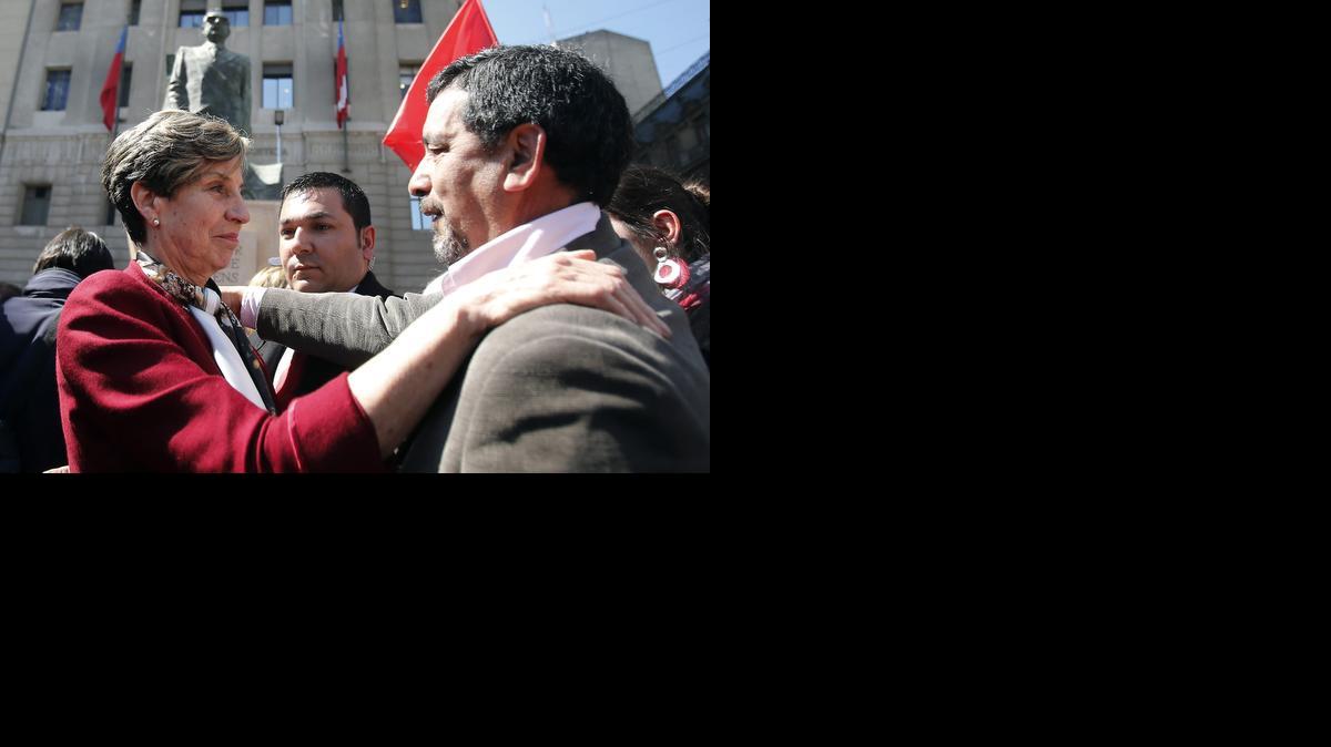
Isabel Allende Buss (izq.), presidenta del Senado chileno e hija del ex presidente Salvador Allende, saluda a un seguidor.


