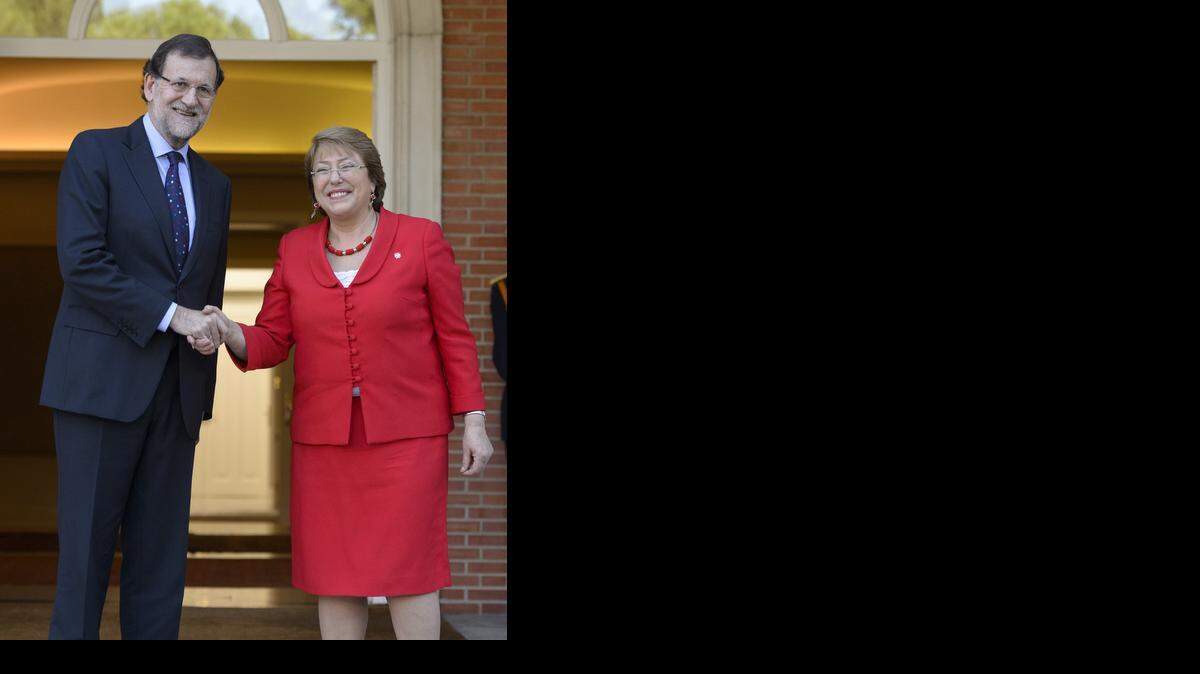 
El presidente de España Mariano Rajoy estrecha la mano a su homóloga de Chile Michelle Bachelet antes de un encuentro en Madrid.


