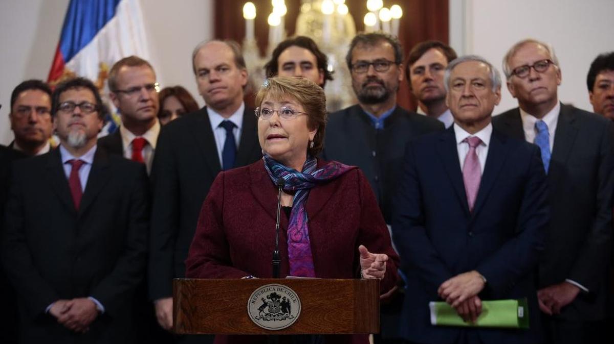 
La presidenta de Chile Michelle Bachelet declara acompañada de ministros y los presidentes de los partidos político el jueves, tras conocerse el fallo sobre la objeción preliminar que presentó Chile ante la Corte Internacional de la Haya.
